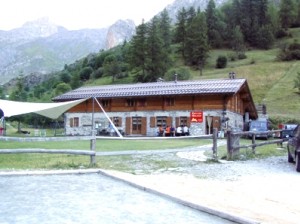 Le refuge dans un écrin de verdure