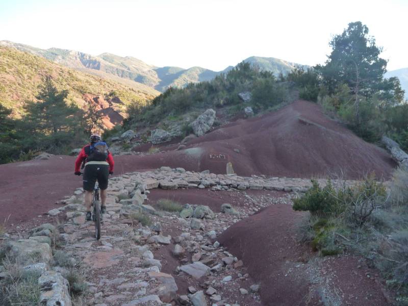 Col de Roua > Léouvé : terres rouges et gros blocs de pierres blanches