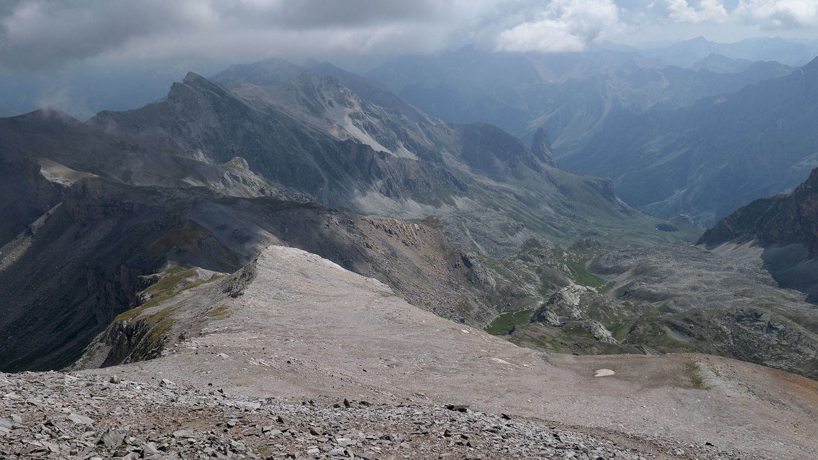 La croupe SE sur laquelle le sentier monte au / descend du Mont de Maniglia est peu raide (T3 dans l'ensemble) ; le sentier y est vraiment bon