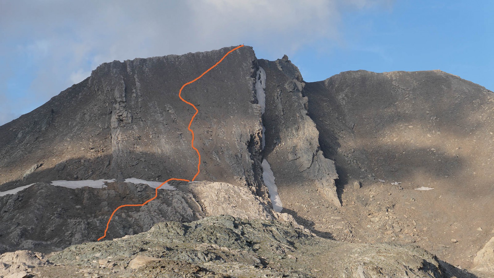 Sentier dans la face ouest du Mont de Salsa