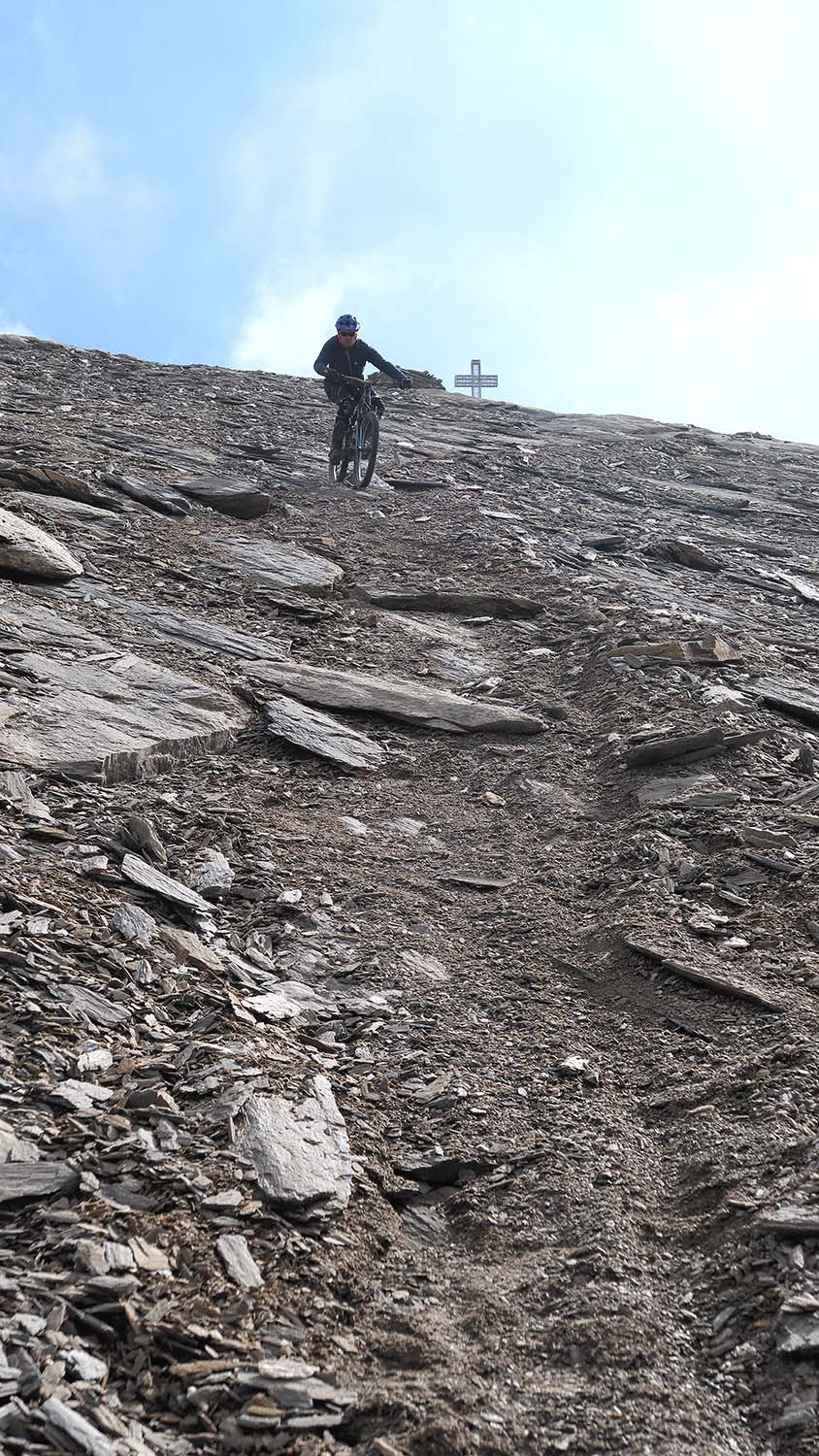 Une fois dans la pente, on comprend que la nature du terrain (ces schistes qui se délitent en plaquettes) rend la descente dré dans l'pentu possible