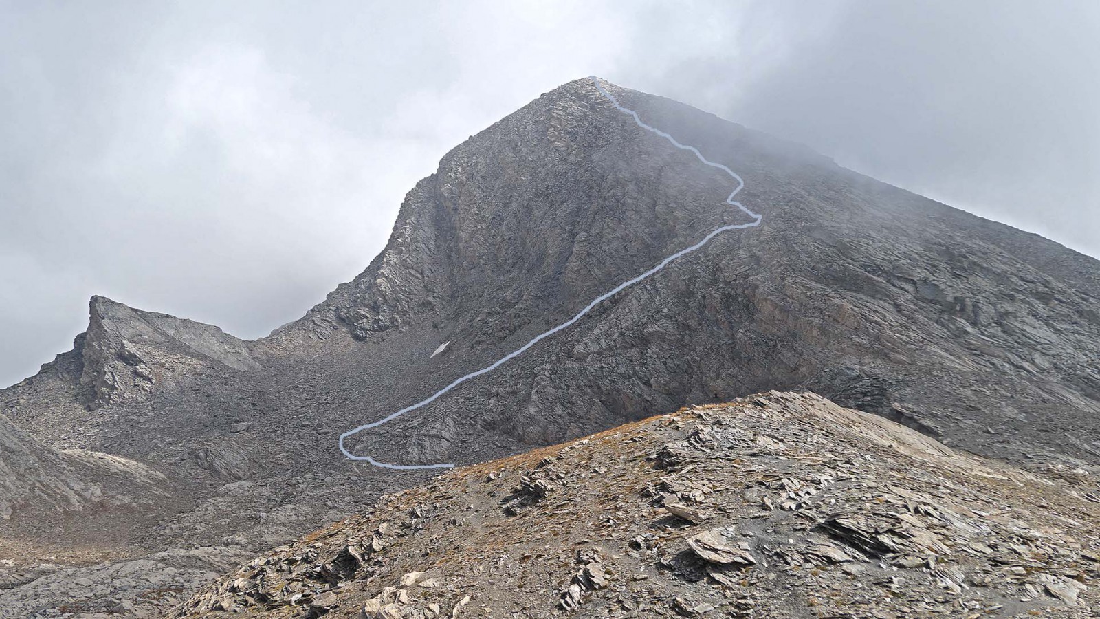 l'itinéraire quitte l'arête ONO par une traversée descendante vers le nord