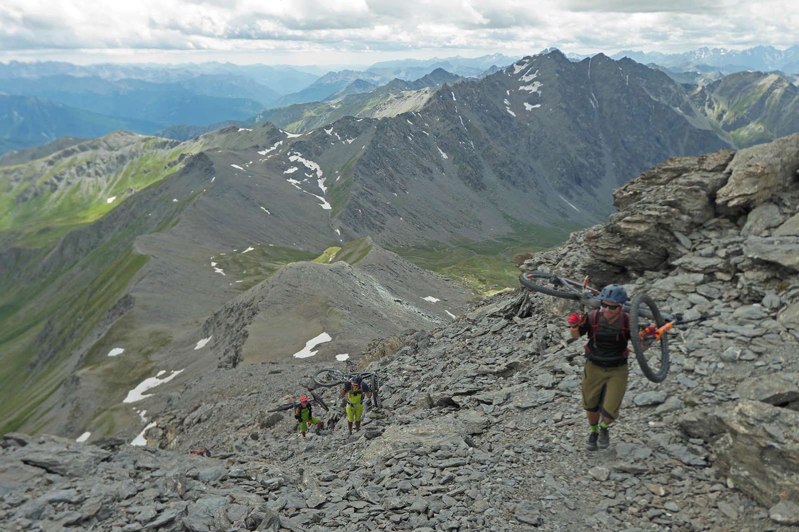 Vue en plongée sur la crête SO depuis le sommet