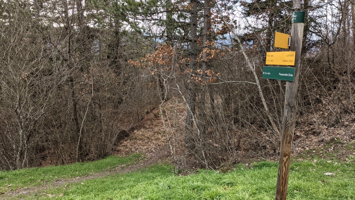 le sentier démarre dorénavant dans le virage de la piste.