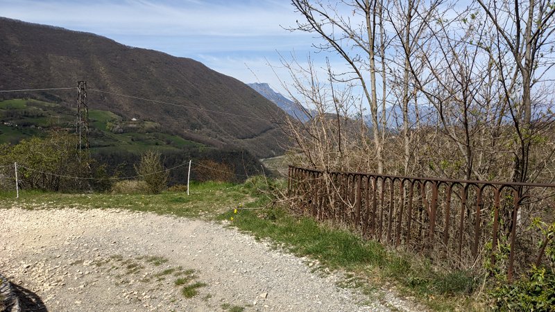 Démarre de suite à droite après la rampe du pont et descend le long de la clôture.