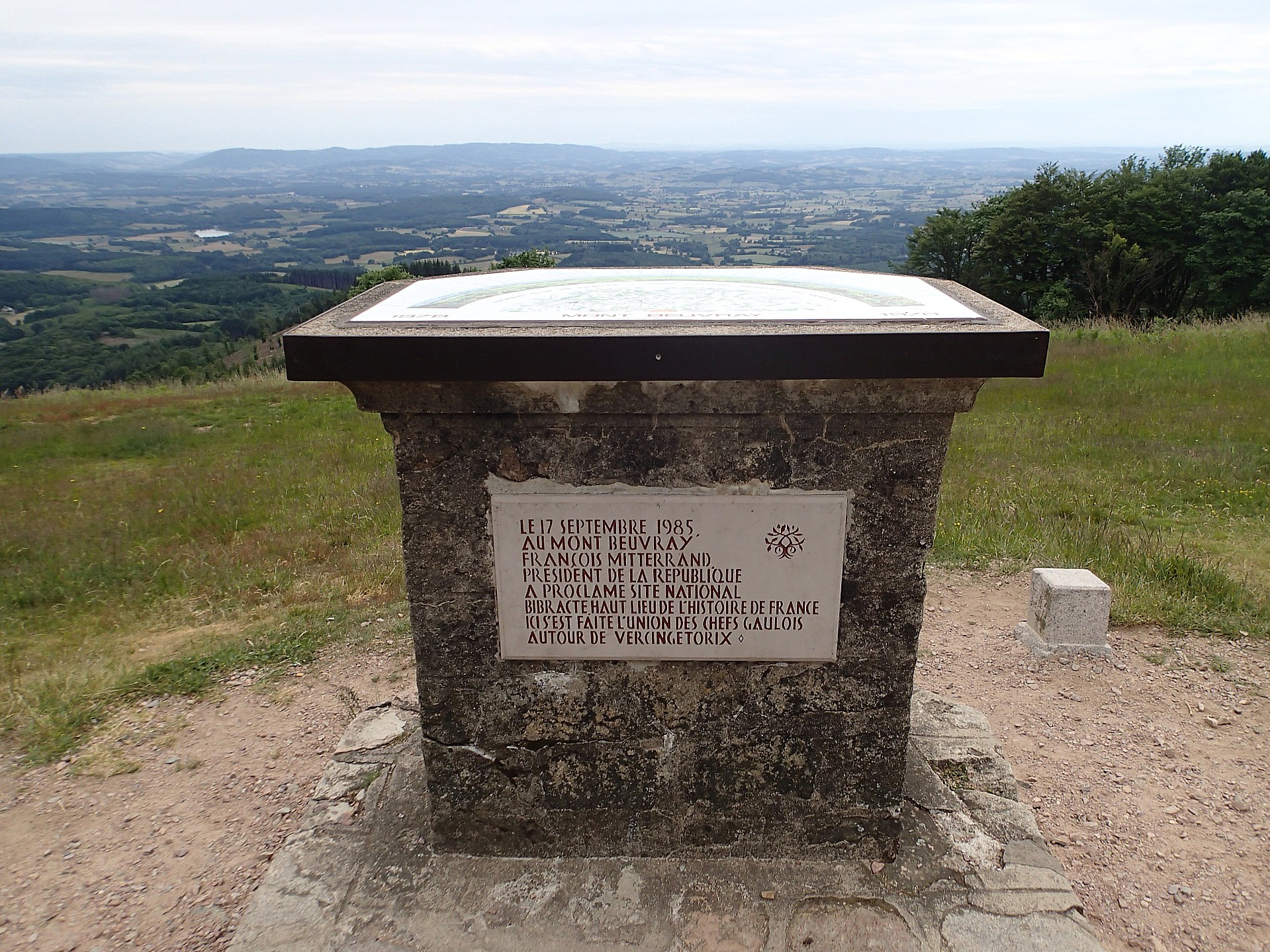 La stèle commémorative du sommet du Mont Beuvray