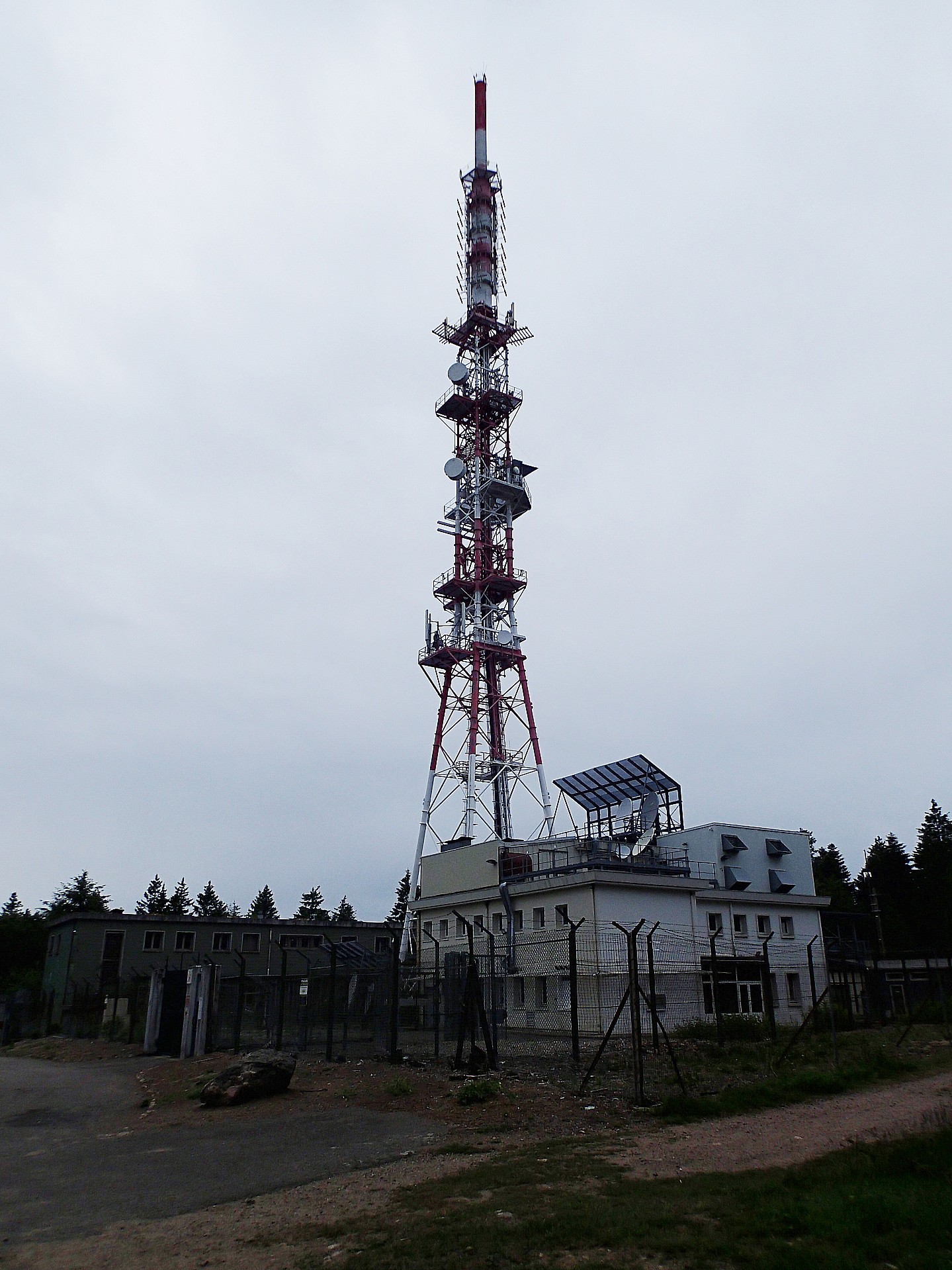 Le relais télécom du sommet du Haut Folin.