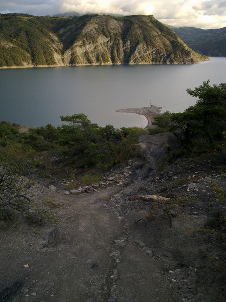 sentier, avec vue sur Serre Ponçon