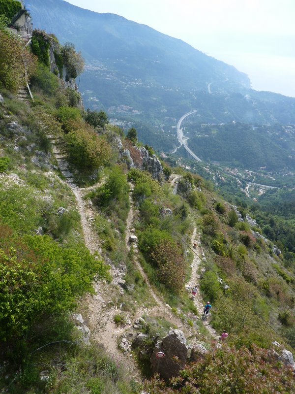 Le départ vu du promontoire du village.