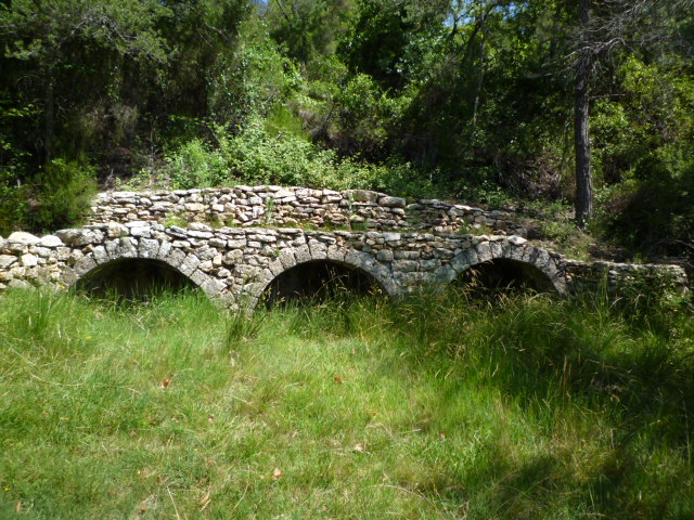 La source et ses arcades