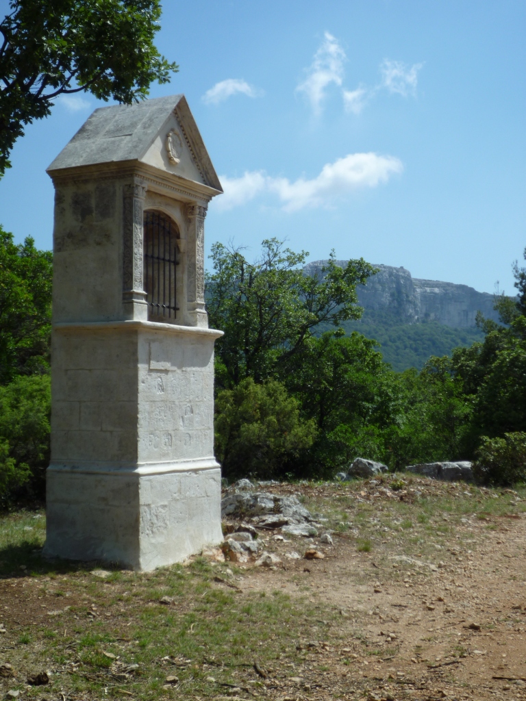 Près de l'arrivée, sur le chemin des Rois, l'oratoire de Miette, classé m. h.