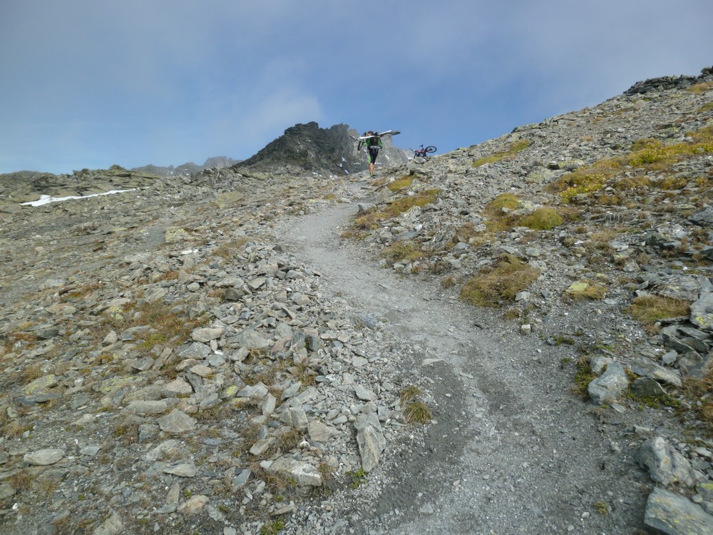 sens montée, l'accès au sommet se fait par le coté gauche de la crête rocheuse.