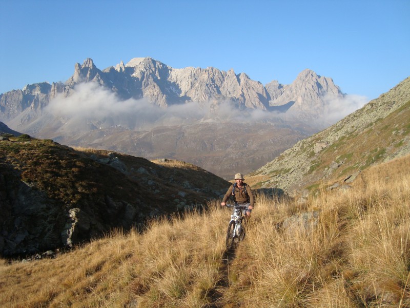 sente étroite et assez sale
Pédalage à la montée