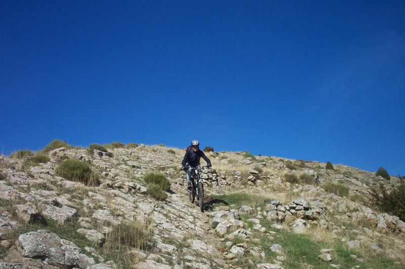 Passage sur dalle en amont du village en ruine