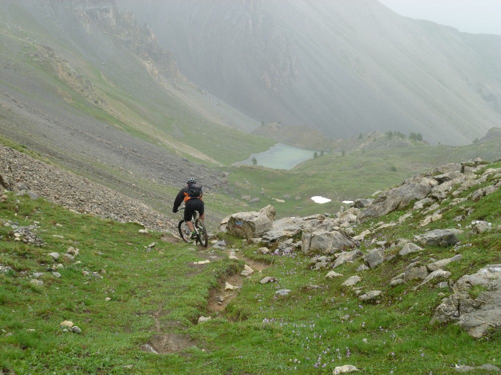 descente vers le lac du Lauzon avec devant nous un passages de grosses pierres