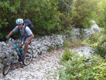 Pavage en parfait état.
Bon challenge à la montée.