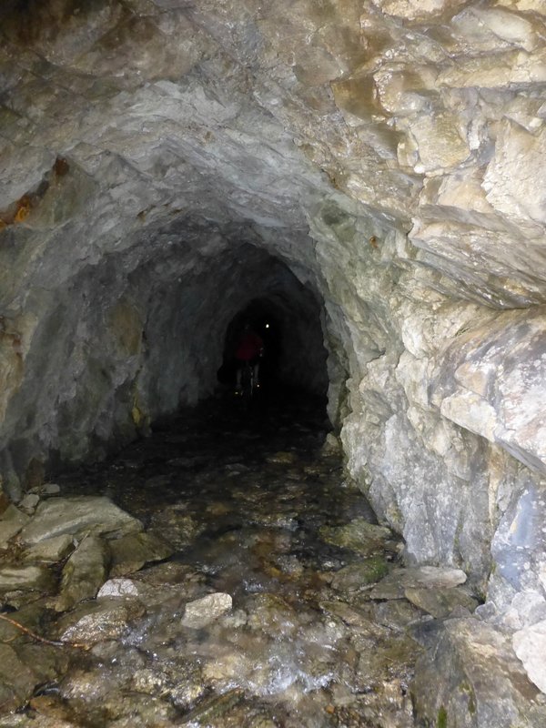 L'entrée Nord du second tunnel : long de 600 m et dans lequel court 5 à 10 cm d'eau