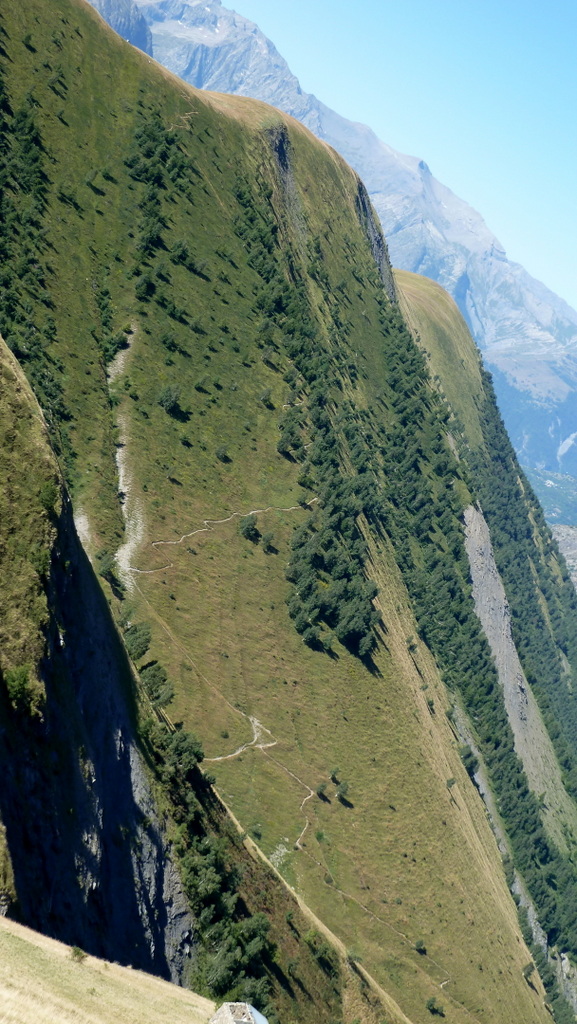 La descente épinglue en penchant un peu l'appareil pour que cela rentre ;-)