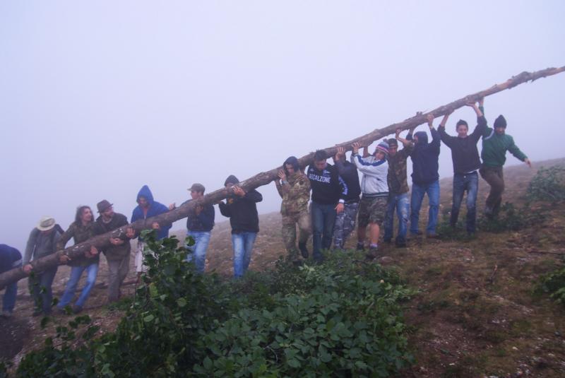 Tradition annuelle: érection de la 'Biffa' au sommet.