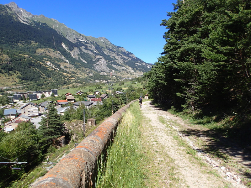 Après l'autoroute, le chemin de fer avant l'arrivée à Modane.