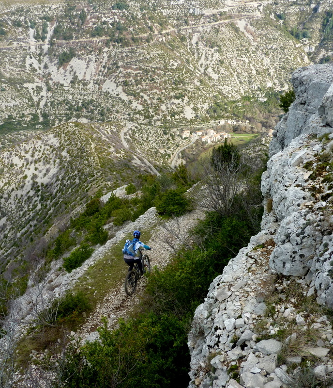 Vue plongeante sur Navacelles et son cirque