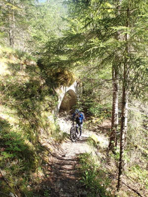 Le pont de l'Eteiller avec l'arche d'un ancien pont