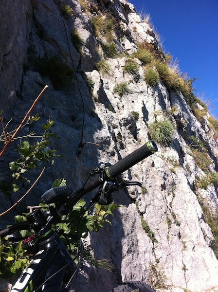 Deuxième passage câblé du "Pas du Loup", un peu d'escalade vélo sur le dos et le plateau est juste au dessus !