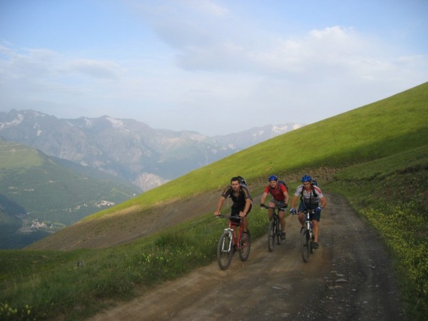 #1 Montée sur le plateau Emparis : Les pistes roulantes au départ de Mizoën Montée sur le plateau Emparis : Les pistes roulantes au départ de Mizoën
