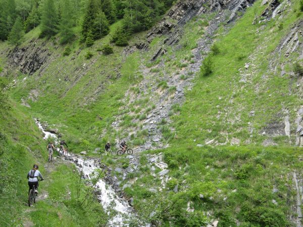 #5 Draye : Juste au dessus de Vaujany, on traverse cette "Draye". Draye : Juste au dessus de Vaujany, on traverse cette "Draye".