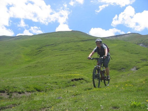 #5 Marinette : L Marinette : L'ambiance est au vert, et Marinette est bien contente d'avoir repris (avec brio) son VTT pour cette descente!