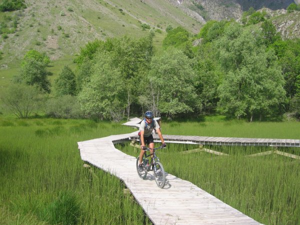 #11 Lac Lovitel : Tibougnat s Lac Lovitel : Tibougnat s'entraine aux passerelles branlantes sur le Lac Lovitel
