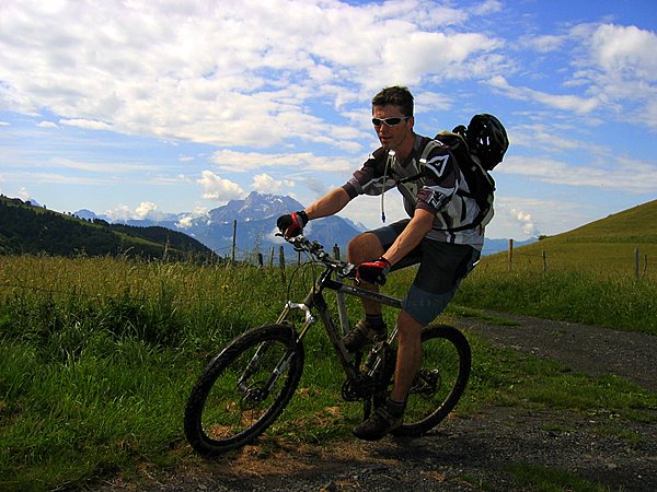 #3 Virage : Et on vire sur le GR 549 pour retrouver les bois Virage : Et on vire sur le GR 549 pour retrouver les bois