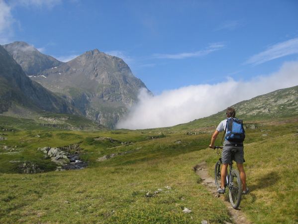 Montée au Fourchu : Jeroen dans la portion roulante sous le lac Fourchu