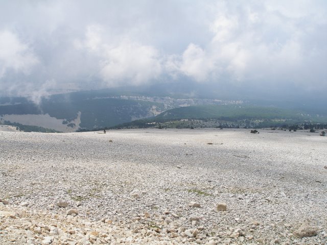 #5 Face sud du Ventoux : La face sud vue du sommet avec la combe fiole au fond Face sud du Ventoux : La face sud vue du sommet avec la combe fiole au fond