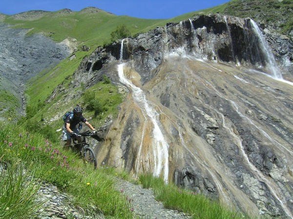 #4 Descente des Clots : La traditionnelle photo à la cascade : Bruno à l Descente des Clots : La traditionnelle photo à la cascade : Bruno à l'oeuvre