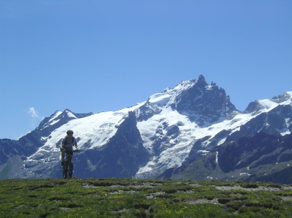 #1 Au col du Souchet : Marie Hélène arrive au col du Souchet Au col du Souchet : Marie Hélène arrive au col du Souchet
