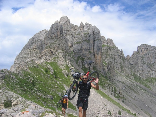 #4 Aiguilles de Chabrière : Alors que Squal essaie d Aiguilles de Chabrière : Alors que Squal essaie d'échapper aux paparazzis ou à ses fans, on ne sait pas trop...