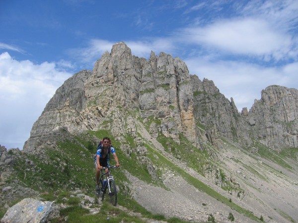 #3 Aiguilles de Chabrière : Yann au sommet de la montée. Ah les crosseux, faut toujours qu Aiguilles de Chabrière : Yann au sommet de la montée. Ah les crosseux, faut toujours qu'ils fassent semblant de rouler!