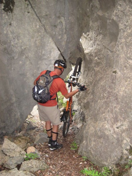 #13 Encore un passage insolite : Deux étroitures nous obligeant à nous baisser. C Encore un passage insolite : Deux étroitures nous obligeant à nous baisser. C'est quand que ça finit tout ça ?! ;-)