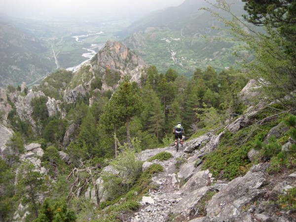 #10 Face à l Face à l'Aiguille : Dans la vallée, la Durance a pris de l'ampleur après les pluies diluviennes.