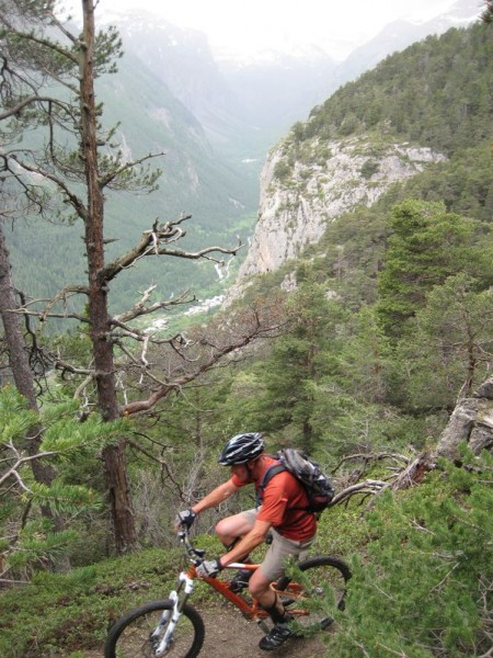 #6 L L'Ours : On a une belle vue sur les falaises et sur la vallée de Freyssinière. Au fond, le Grand Pinier se couvre.