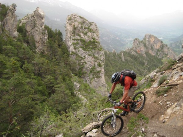 #12 Ca roule ! : Le sentier louvoie sous ces énormes monolithes. Le col de l Ca roule ! : Le sentier louvoie sous ces énormes monolithes. Le col de l'Aiguille se trouve entre les deux derniers.