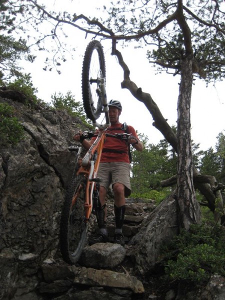 #8 Début du passage technique. : De grosses marches en caillasse bien raide. Début du passage technique. : De grosses marches en caillasse bien raide.