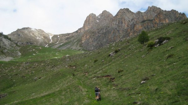 #5 Poussage ! : Le petit col au fond mène au vallon de Clauzis avec sa configuration particulière. Poussage ! : Le petit col au fond mène au vallon de Clauzis avec sa configuration particulière.