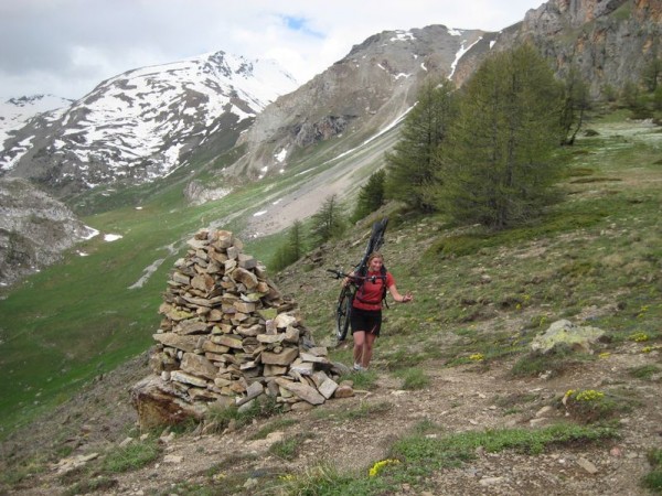 #7 Portage ! : Le kairn d Portage ! : Le kairn d'arrivée ! Derrière, la crête de Rougnoux a été blanchie par les dernières chutes.