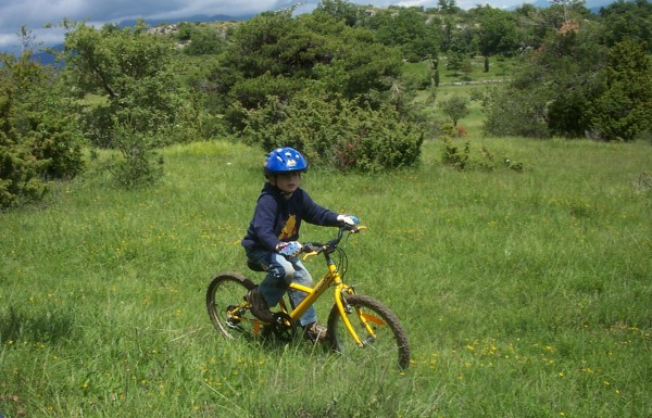 Un peu de free-ride : Pour éviter une flaque de boue, Timothée s'improvise  free-rider dans les herbes folles !!!