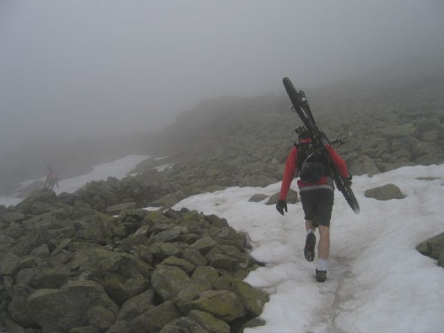 Ambiance, ambiance : Portage + neige + brouillard, tip top comme j'aime