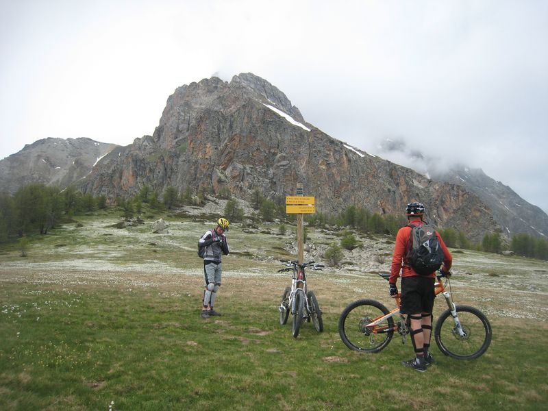 #4 ça se prépare : petite pause contemplative au col apres une séquence crevaison , Arghhh!! ça se prépare : petite pause contemplative au col apres une séquence crevaison , Arghhh!!