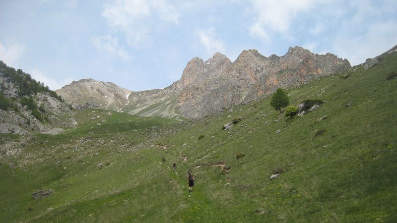 #3 le col se rapproche... : c le col se rapproche... : c'est parti pour un peu de portage sous l'oeil de la tete de gaulent