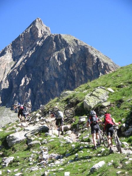 Montée du col de Mary : Du portage sur ce raid, il y en a eu !